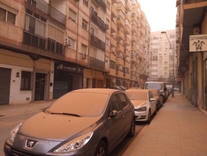 Vista de una calle de Almería. Se pide a la Junta el cierre temporal de colegios por la calima, que obliga a cerrar ventanas pese al covid.