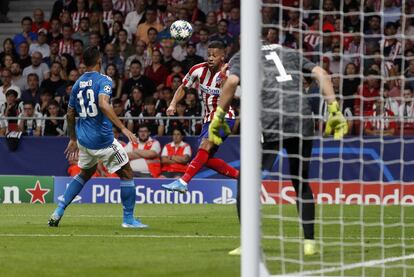 El jugador del Atlético de Madrid Lemar (en el centro) intenta un disparo de cabeza.