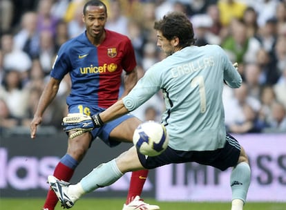 Henry supera a Casillas y consigue el primer gol del Barça.