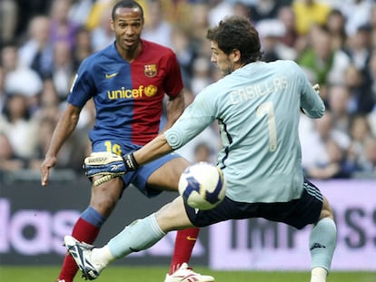 Henry supera a Casillas y consigue el primer gol del Barça.