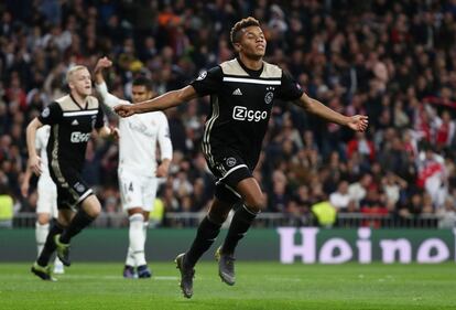 El jugador del Ajax, David Neres, celebra el segundo gol para el equipo de Ámsterdam.