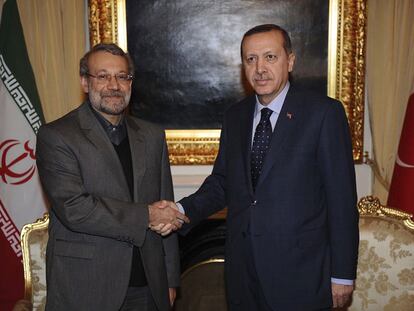 El presidente del parlamento iraní, Ali Lariyaní, y el primer ministro turco, Recep Tayyip Erdogan, en Ankara.