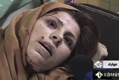 La imagen, captada de un vídeo de la televisión iraní, de una mujer herida tras la explosión de una bomba en la ciudad de Mahabad.