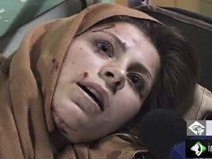 La imagen, captada de un vídeo de la televisión iraní, de una mujer herida tras la explosión de una bomba en la ciudad de Mahabad.