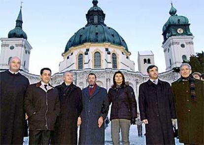 Los ministros de Interior de España, Francia, Reino Unido, Italia y Alemania posan junto a las autoridades religiosas del monasterio de Garmisch-Partenkirchen.