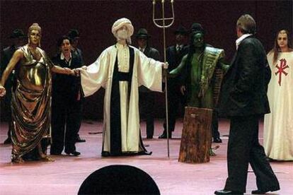 Una escena del montaje de Hans Neuenfels de <i>Idomeneo,</i> de Mozart, durante su representación en 2003.