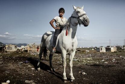 "Aquí una imagen que no tenía intención de captar. El chico estaba trabajando cuando pasé por allí y me pidió que le tomara una foto. Le dije que sí e inmediatamente saltó a lomos del caballo. En solo unos segundos controlaba al animal y, cuando se paró, apreté el botón. Es una instantánea en la que veo la esperanza de cambio para los gitanos de Rumanía".