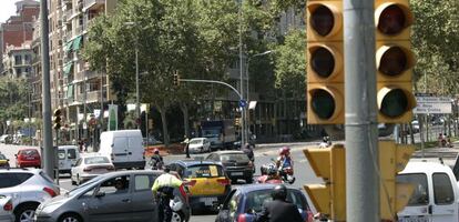 Polic&iacute;a dirigiendo el tr&aacute;fico durante el hist&oacute;rico apag&oacute;n de Barcelona en julio de 2007.