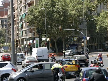 Polic&iacute;a dirigiendo el tr&aacute;fico durante el hist&oacute;rico apag&oacute;n de Barcelona en julio de 2007.