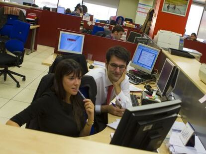 Trabajadores de Vodafone, en las oficinas que la empresa tiene en Madrid.