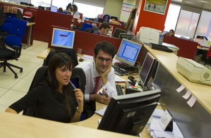 Trabajadores de Vodafone, en las oficinas que la empresa tiene en Madrid.