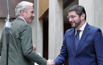 Los candidatos del PP y VOX para el Gobierno aragonés, el popular Jorge Azcón (izquierda) y el ultraderechista Alejandro Nolasco (derecha), en una reunión este martes para empezar las negociaciones.