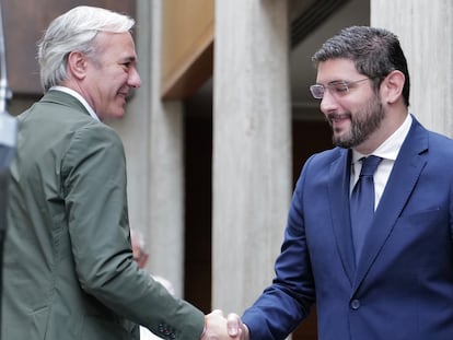 Los candidatos del PP y VOX para el Gobierno aragonés, el popular Jorge Azcón (izquierda) y el ultraderechista Alejandro Nolasco (derecha), en una reunión este martes para empezar las negociaciones.