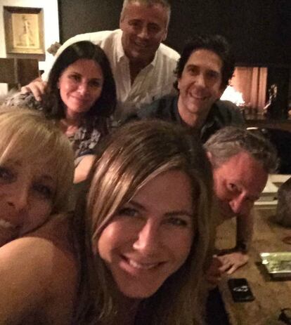 La última incorporación de Instagram ha sido la de la actriz Jennifer Aniston que, en tan solo un día, ya roza los ocho millones de seguidores. Su primera publicación ha sido un homenaje a 'Friends', la serie que la catapultó a la fama, en la que aparece con sus compañeros de reparto: Courteney Cox, Matthew Perry, Lisa Kudrow, Matt LeBlanc y David Schwimmer.