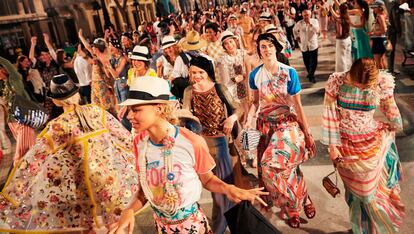 Cuba es un referente a la hora de vestir


Este año Chanel hizo historia convirtiéndose en la primera firma de moda en desfilar en La Habana. Sus diseños, inspirados en los colores y cultura cubanos, prueban la necesidad de mirar (en la moda y, sobre todo, fuera de ella) hacia el país caribeño.
