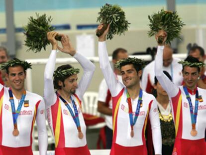Carlos Castaño, Sergi Escobar, Asier Maeztu y Carles Torrent, con sus coronas y sus ramos.