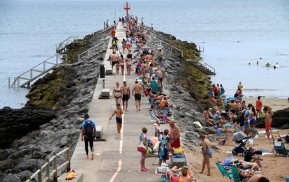 Ambiente este sábado en la playa de Candas (Asturias). Protección Civil ha consejado extremar la precaución para evitar los golpes de calor.