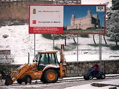 Una máquina quitanieves actuaba ayer junto al castillo de Manzanares.