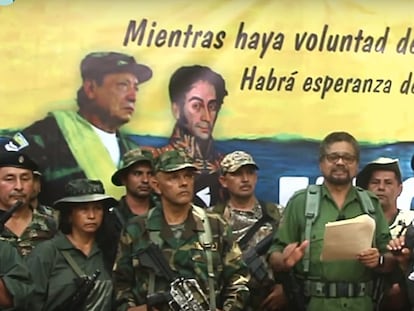 Captura do vídeo no qual Iván Marquez (centro), 'número dois' das FARC, lê um manifesto ao lado de Jesús Santrich (direita) e de grupo de pessoas armadas.