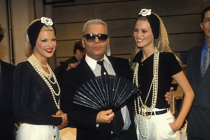 Karl Lagerfeld entre Linda Evangelista y Claudia Schiffer en 1994, tras el desfile prêt-à-porter p-v 1995 de Chanel.