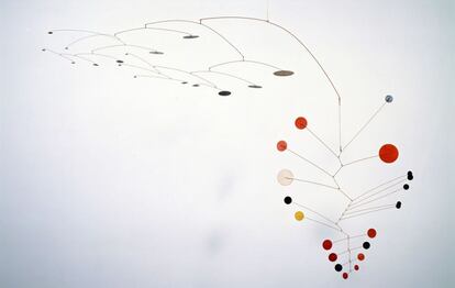 El mundo de escultura en movimiento de Alexander Calder (1898-1976) cierra el año en la Tate Modern, con una exposición, 'Performing Sculpturem', que reivindica su legado con 100 de las obras del artista estadounidense. Fue el pionero del arte cinético e inventor de los móviles, un término acuñado por su amigo Marcel Duchamp. La muestra se centra en sus trabajos de los años treinta y cuarenta.