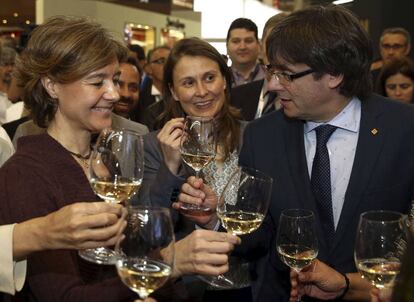 El presidente de la Generalitat, Carles Puigdemont (a la derecha), brinda junto a la ministra de Agricultura, Isabel García Tejerina (izquierda), y la consellera de Agricultura, Meritxell Serret (centro), durante la inauguración de Alimentaria