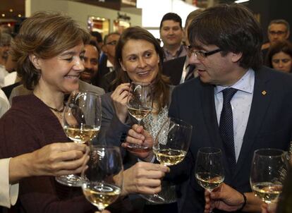 El presidente de la Generalitat, Carles Puigdemont (a la derecha), brinda junto a la ministra de Agricultura, Isabel Garc&iacute;a Tejerina (izquierda), y la consellera de Agricultura, Meritxell Serret (centro), durante la inauguraci&oacute;n de Alimentaria