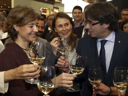 El presidente de la Generalitat, Carles Puigdemont (a la derecha), brinda junto a la ministra de Agricultura, Isabel Garc&iacute;a Tejerina (izquierda), y la consellera de Agricultura, Meritxell Serret (centro), durante la inauguraci&oacute;n de Alimentaria