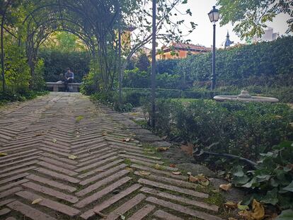 Un camino enladrillado bajo la pérgola en el jardín del Príncipe de Anglona en la plaza de la Paja de Madrid.