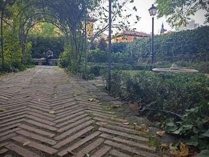 Un camino enladrillado bajo la pérgola en el jardín del Príncipe de Anglona en la plaza de la Paja de Madrid.