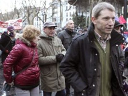 Martin Garitano, en el centro, junto a Rufi Etxeberria y Joseba Permach.