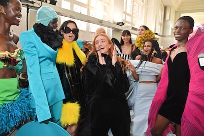 El diseñador Harris Reed (en el centro, aplaudiendo) posa con sus bodelos en el 'backstage' del desfile de Nina Ricci celebrado el 3 de marzo de 2023 en París.