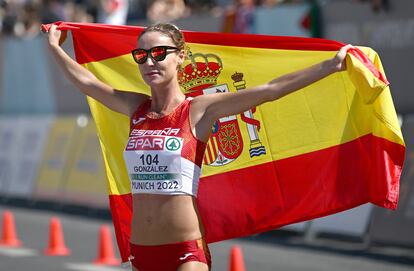 Raquel González celebra la plata en los 35 kilómetros marcha.