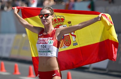 Raquel González celebra la plata en los 35 kilómetros marcha.