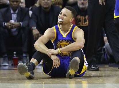 Curry se lamenta tras cometer una falta.