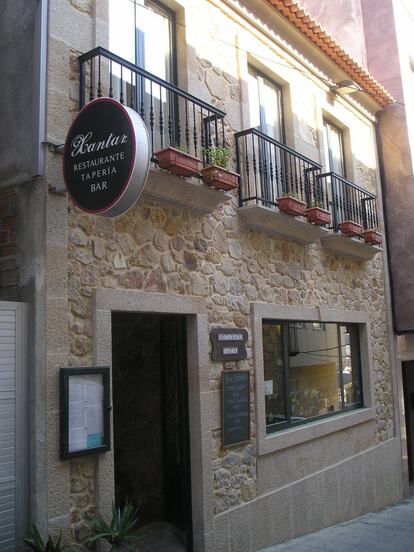 Xantar (A Guarda, Pontevedra). Se encuentra en el casco antiguo y, para los inspectores de Michelin, es un restaurante que transmite confianza, además de que su clientela habitual es local. También trabaja con productos de la zona, que elabora con toques modernos. Cuenta con un recetario sobre todo de pescados y mariscos, además de arroces. Precio: 30 euros. Tel. 986 614 589.