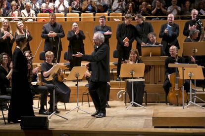 Philippe Herreweghe reclama los aplausos para la violinista Christine Busch al final del concierto.