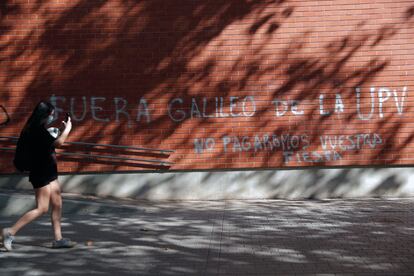 El Galileo Galilei y sus alrededores amanecieron este martes con pintadas alusivas al brote de Covid-19 detectado la pasada semana y que obligó a suspender las clases presenciales a 25.000 alumnos del campus de la Universidad Politécnica de Valencia (UPV).