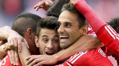 Los jugadores del Benfica se abrazan despu&eacute;s de uno de los goles contra el Penafiel.