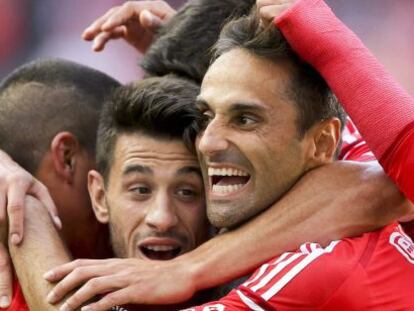 Los jugadores del Benfica se abrazan despu&eacute;s de uno de los goles contra el Penafiel.