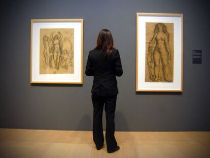 Una mujer contempla dos dibujos de la muestra inaugurada ayer en A Coru&ntilde;a.
