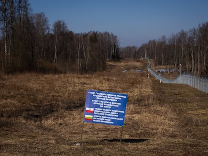 Triple frontera entre Kaliningrado (Rusia), Lituania y Polonia. El cartel, en territorio ruso, advierte de que está prohibida la entrada.