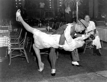 George Raft y Jack Lemmon, bailando el tango.