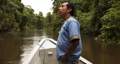 Manuel Coquinche, coordinador del proyecto de turismo comunitario Yaku Warmi, en la comuna de Martinica, observa la flora y fauna que rodea al río Cocaya.