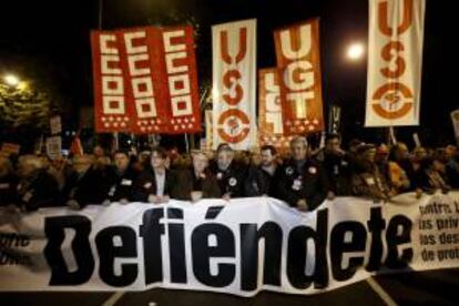 Los secretarios generales de CCOO, Ignacio Fernández Toxo (5i), y de UGT, Cándido Méndez (6i), encabezan la manifestación convocada por sus sindicatos y el resto de organizaciones que forman la Cumbre Social en defensa del estado de bienestar y contra la política de recortes del Gobierno. EFE/Archivo