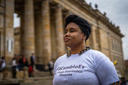 Claribed Palacios, líder de trabajadoras domésticas, posa para un retrato en la plaza de bolivar en Bogotá (Colombia), el 29 de Marzo del 2023.