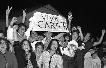 Un grupo de mexico-americanos agitan pancartas y sostienen tarros de cacahuates a la llegada del entonces presidente Jimmy Carter al barrio de East L.A., el 5 de mayo de 1979.