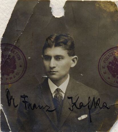 Fotografía del pasaporte de Kafka.