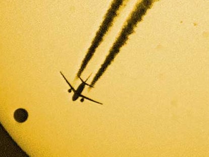 Un telescopio capta el paso de Venus por delante del Sol, por primera vez en 1882, en junio de 2004 al tiempo que un avión.