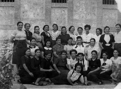 Un grupo de mujeres republicanas posa en la cárcel de Ventas en 1941.